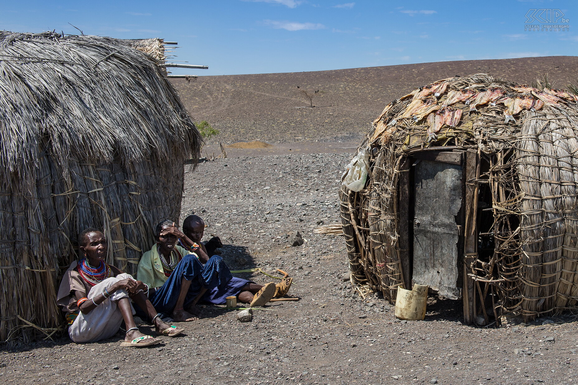 Lake Turkana - El Molo dorpje De El Molo is een zeer kleine stam (300 mensen) die aan de oevers van Lake Turkana wonen. Ze leven voornamelijk van visvangst (tilapia, nijlbaars, ...) en soms gaan ze ook op nijlpaarden of krokodillen jagen. Tegenwoordig krijgen ze van de overheid maandelijks een voorraad drinkwater. Voordien gebruikten ze het alkaline water van het meer maar dat veroorzaakte allerlei gezondheidsproblemen. Ze wonen in een soort iglo hutten die ze maken met riet. Stefan Cruysberghs